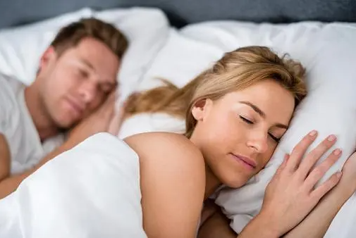 单独睡觉还是和伴侣一起睡好?(研究称与伴侣共眠好过独睡)