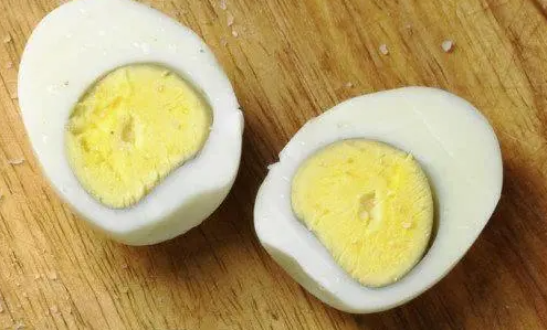 为什么煮熟的蛋黄会发青？发青的蛋黄可以吃吗？