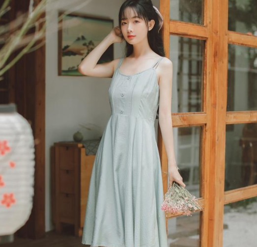 夏日甜美穿搭有哪些？法式连衣裙让你像少女般甜美可爱！