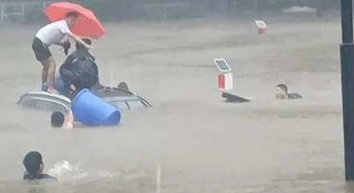 广东遭遇暴雨 夫妻连人带车被冲走，出行遇到强大暴雨应该如何避险？