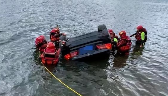 大理一轿车坠入洱海致一家四口遇难，乘车意外落水应该如何自救？