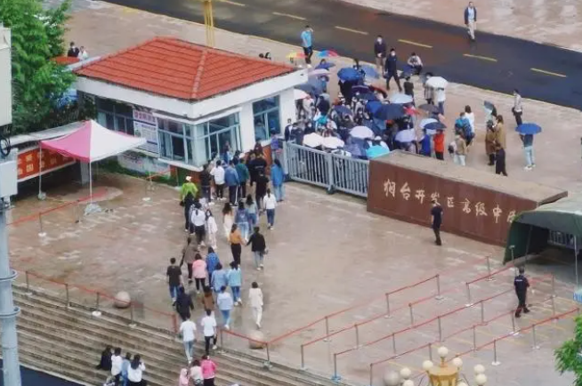 教育局回应山东烟台教师薪资被降，薪资被降低还要退还巨额工资？