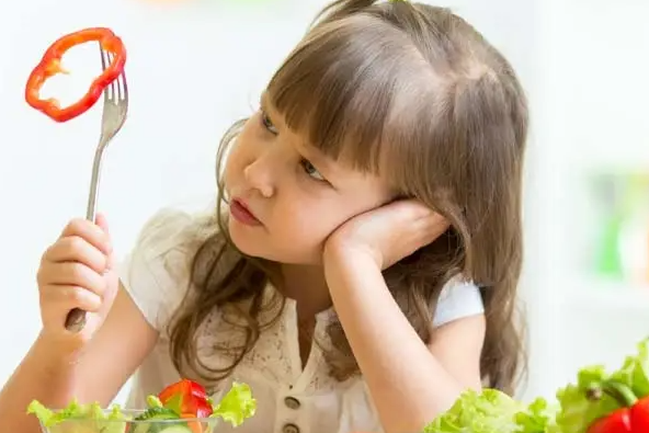 孩子吃饭老是喜欢挑食应该怎么教育 ？营养均衡才能茁壮成长！