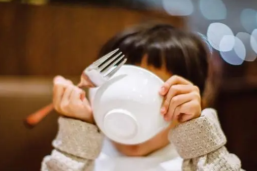 孩子吃饭磨蹭怎么办?这位妈妈一招轻松搞定!