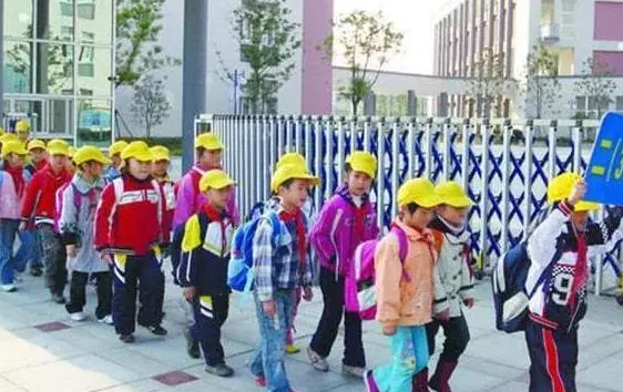 该不该降低入学年龄?郑州市教育局:尽可能降低小学入学年龄