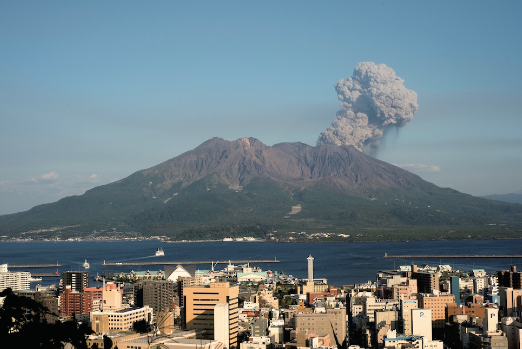 日本樱岛火山喷发 烟柱冲上1500米高空