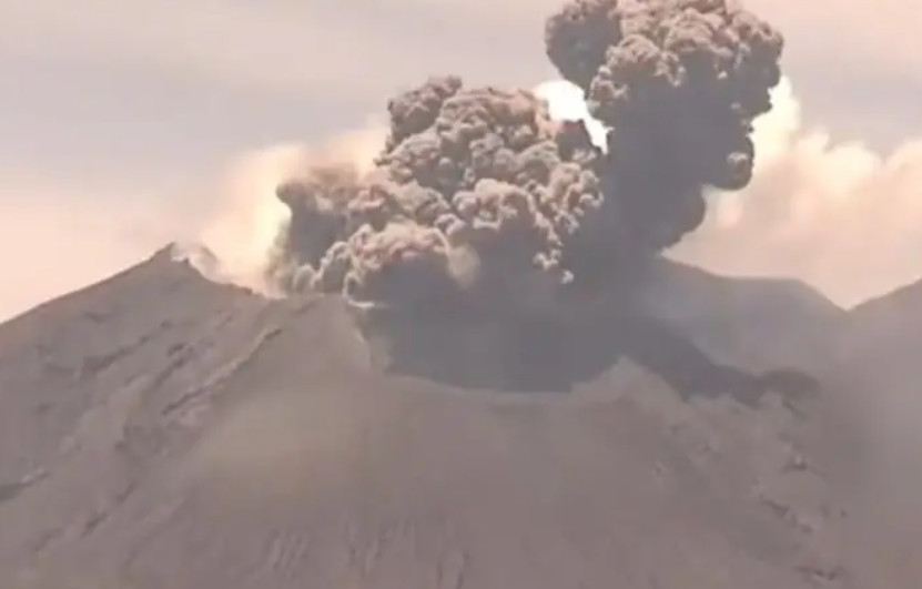 日本火山再次喷发！烟柱最高至1500米(火山喷发的危害有哪些?)