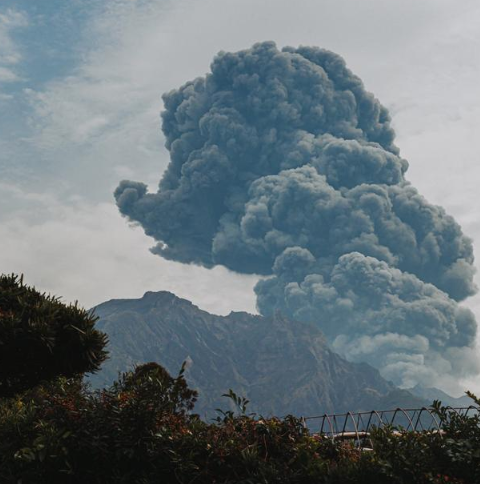 日本樱岛火山喷发 烟柱冲上1500米高空