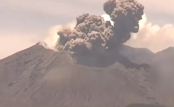 日本樱岛火山喷发 常年喷发日本樱岛火山喷发烟柱高达1500米