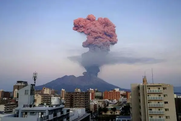 日本樱岛火山喷发烟柱高达1500米(日本火山爆发2022)