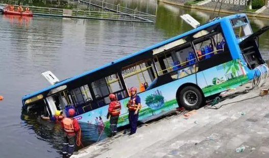 上海坠河公交车后的追车人找到了(上海坠河公交车后的追车人是谁)