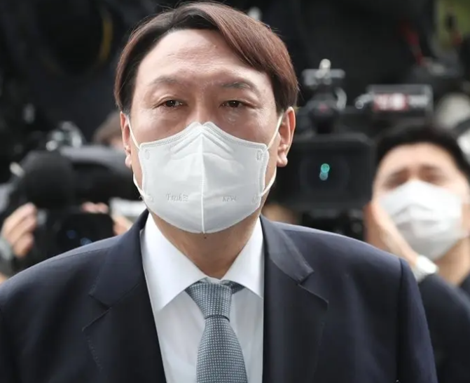 尹锡悦首次出访两场会谈都被取消,韩国党政之争是如何发展而来的？