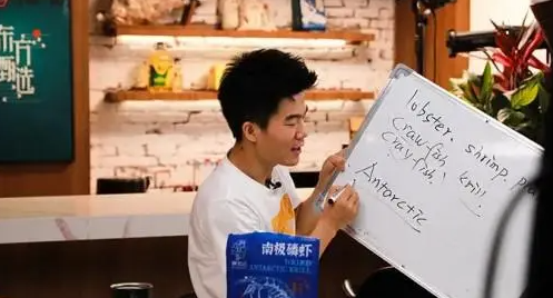 董宇辉是怎么鼓励高考生的?董老师直播间暖心安慰成绩不太理想考生