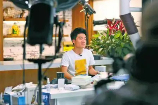 董宇辉是怎么鼓励高考生的?董老师直播间暖心安慰成绩不太理想考生
