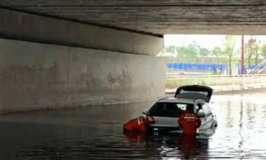 河南两男子驾车至积水涵洞遇难，遇到积水涵洞应该如何紧急避险？
