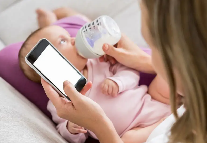 孕妇喂奶时可以玩手机吗?(喂奶时玩手机会影响婴儿脑发育)