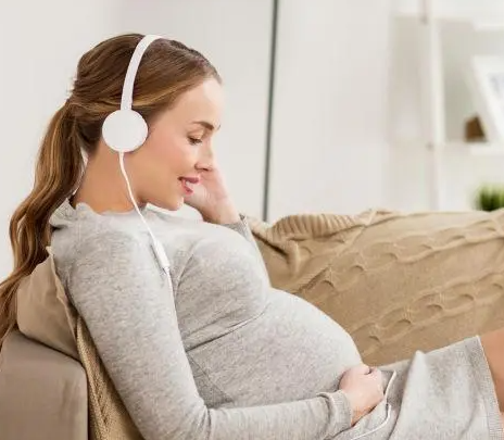 孕妇听什么歌对宝宝好?孕期听音乐的禁忌有哪些呢?