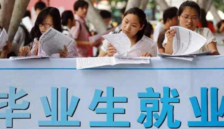 名校博士等三个应届生的就业季( 三个毕业生如何找工作?)