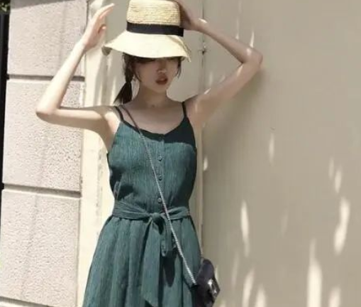 夏天穿连衣裙配什么帽子好看?第三种真是绝了