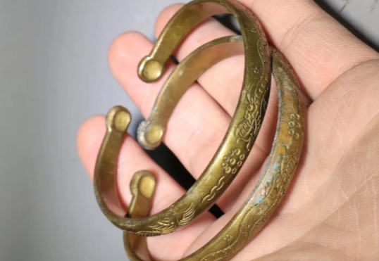 戴铜手镯的好处和禁忌有哪些（戴铜手镯真的对身体有好处吗）