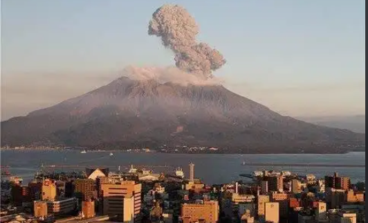 日本樱岛火山喷发烟柱高达1.5千米（日本樱岛火山喷发对中国有影响吗）
