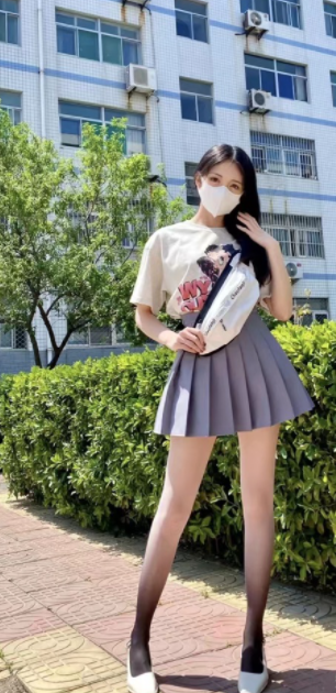 女生甜辣风百褶裙穿搭攻略(百褶裙怎么搭配好看2022)