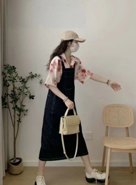 背带裙搭配什么上衣好看图片(甜妹必备的背带裙穿搭攻略)