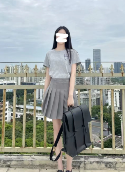 女生甜辣风百褶裙穿搭攻略(百褶裙怎么搭配好看2022)