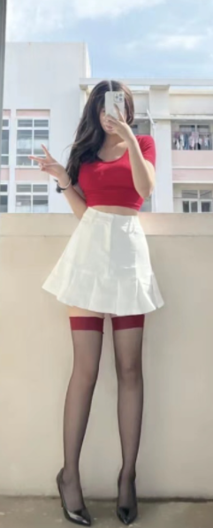 女生甜辣风百褶裙穿搭攻略(百褶裙怎么搭配好看2022)