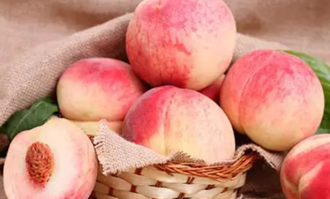 夏季吃桃子的好处有哪些?(哪些人不宜吃桃子?)