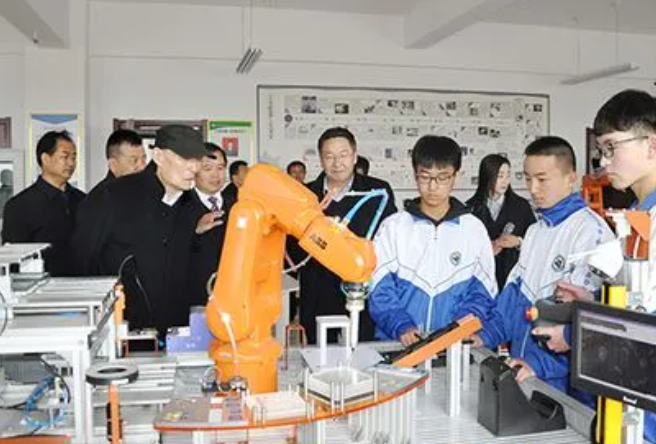 从哪方面推动职业教育高质量发展?具体体现在哪几点?