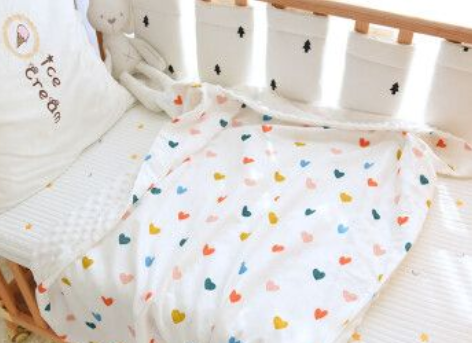 如何为新生儿选择衣服和被褥?(新生儿衣服和被褥如何选择?)