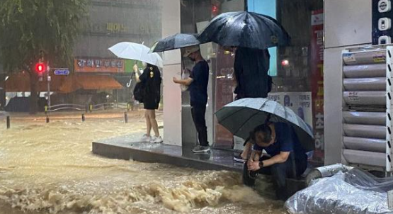 韩国首尔遇80年来最大降雨 多人伤亡失踪首尔遇80年来最大降雨