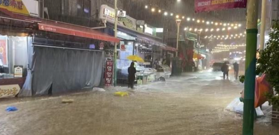 韩国首尔遇80年来最大降雨 多人伤亡失踪首尔遇80年来最大降雨