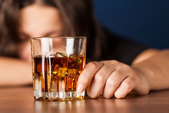 喝到假酒身体会出现什么症状呢?学会这几招,教你轻松辨别真假酒