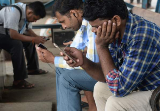 印度欲把中资手机挤出中低端市场？外交部：将坚定支持中企维护自身合法权益
