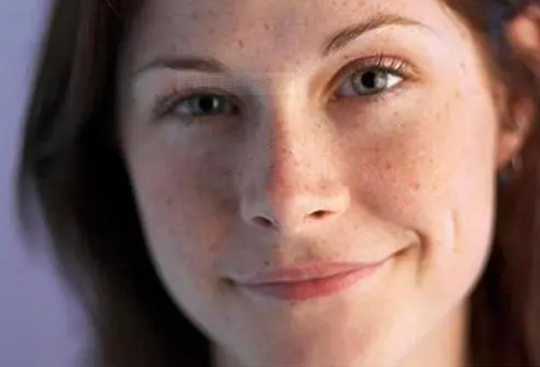 女人脸上长斑是什么原因引起的(女性正确祛斑方法有哪些)