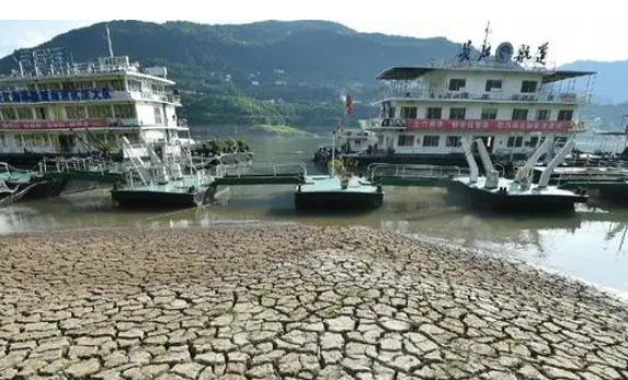长江流域发生严重旱情 三峡水库向下游补水长江流域发生严重旱情
