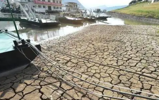 长江流域发生严重旱情 三峡水库向下游补水长江流域发生严重旱情