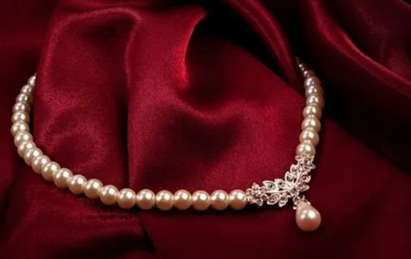 戴珍珠项链对身体有什么好处(为什么要送女人珍珠项链)