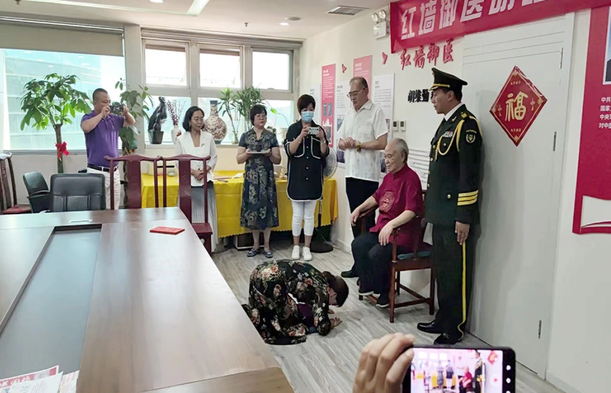红墙御医胡维勤教授举办拜师收徒仪式，星瞳科技董事长费宁宁成为关门弟子