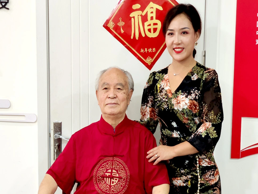 红墙御医胡维勤教授举办拜师收徒仪式，星瞳科技董事长费宁宁成为关门弟子