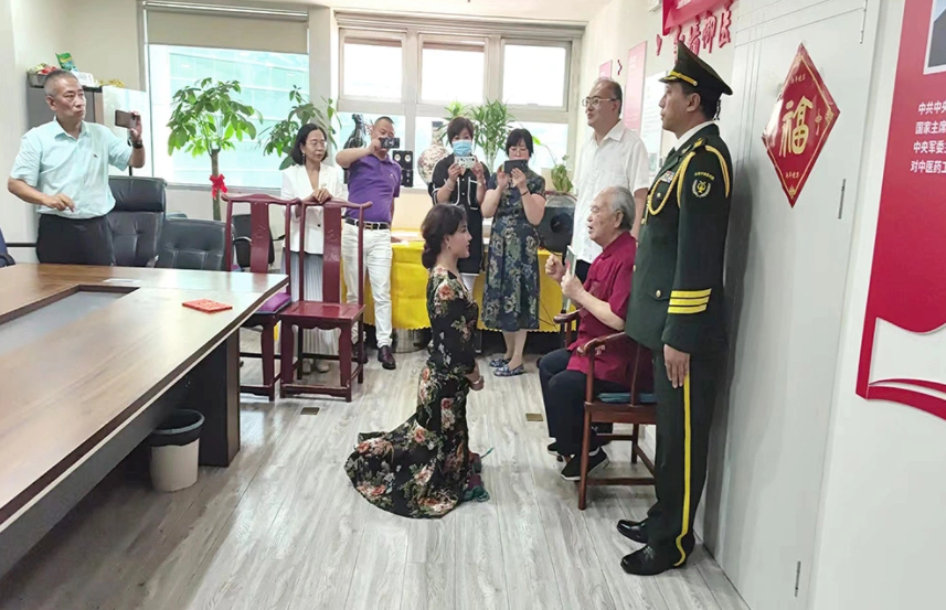 红墙御医胡维勤教授举办拜师收徒仪式，星瞳科技董事长费宁宁成为关门弟子