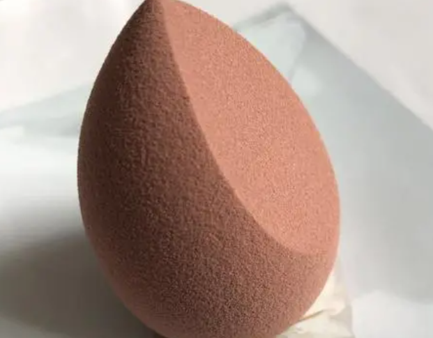 彩妆蛋怎么正确使用（粉底液用美妆蛋是干用还是湿用）