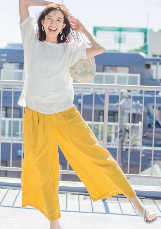 姜黄色裤子与上衣搭配图(女生姜黄色裤子穿搭示范2022)