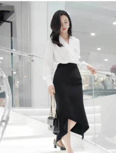 白色衬衣搭配怎样的裙子好看(女生秋季衬衣搭配攻略)