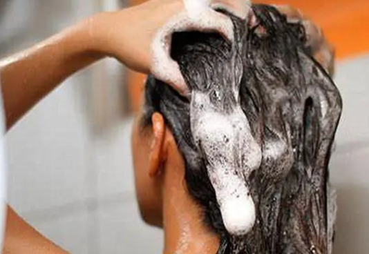 几天洗一次头发更加健康呢？头发洗得越勤快掉得越多吗？