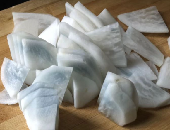 萝卜里面是蓝色的吃了对身体有害吗?萝卜芯变蓝吃了会腹泻吗?