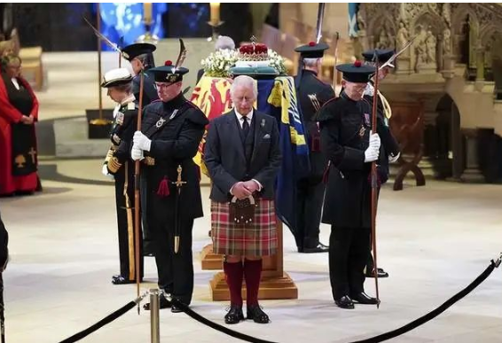 英国国王穿苏格兰裙为女王守夜(女王葬礼或定于9月19日)