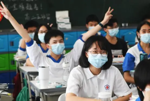 高考分数线在本科线临界点徘徊（应该选择复读吗）